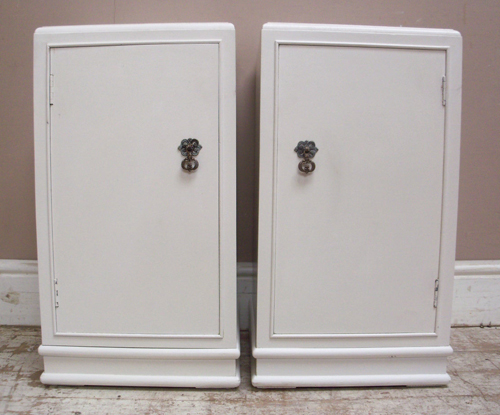 STYLISH PAIR OF BEDSIDE TABLES